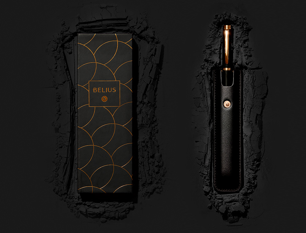 PLUMA Y ESTUCHE CUERO BELIUS PASSION DOR ALUMINIO TEXTURA CEPILLADA COLOR NEGRO Y DORADO TINTA AZUL CAJA DISEÑO