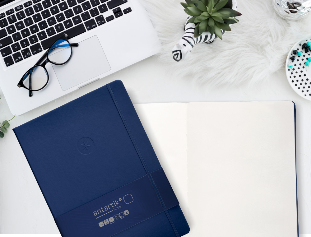 CUADERNO CON GOMILLA ANTARTIK NOTES TAPA DURA A4 HOJAS LISAS AZUL MARINO 100 HOJAS 80 GR FSC