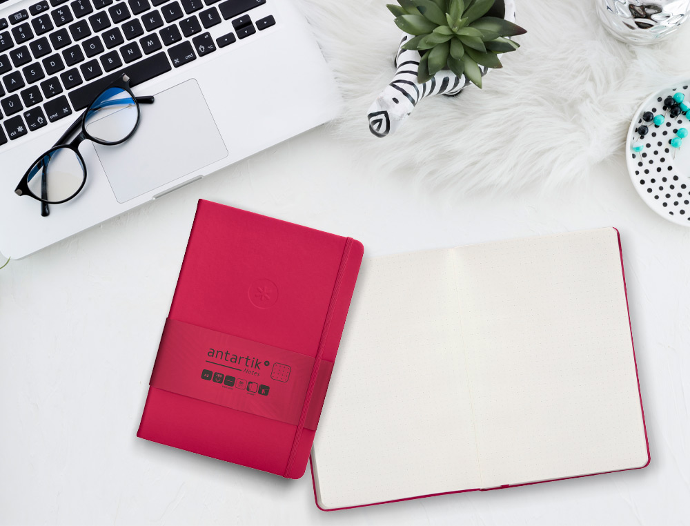 CUADERNO CON GOMILLA ANTARTIK NOTES TAPA DURA A5 HOJAS PUNTOS BURDEOS 100 HOJAS 80 GR FSC