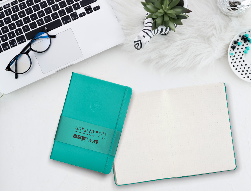 CUADERNO CON GOMILLA ANTARTIK NOTES TAPA DURA A5 HOJAS PUNTOS TURQUESA 100 HOJAS 80 GR FSC