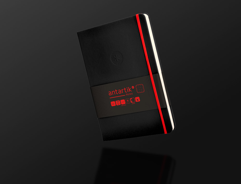 CUADERNO CON GOMILLA ANTARTIK NOTES TAPA DURA A5 HOJAS PUNTOS NEGRO Y ROJO 100 HOJAS 80 GR FSC