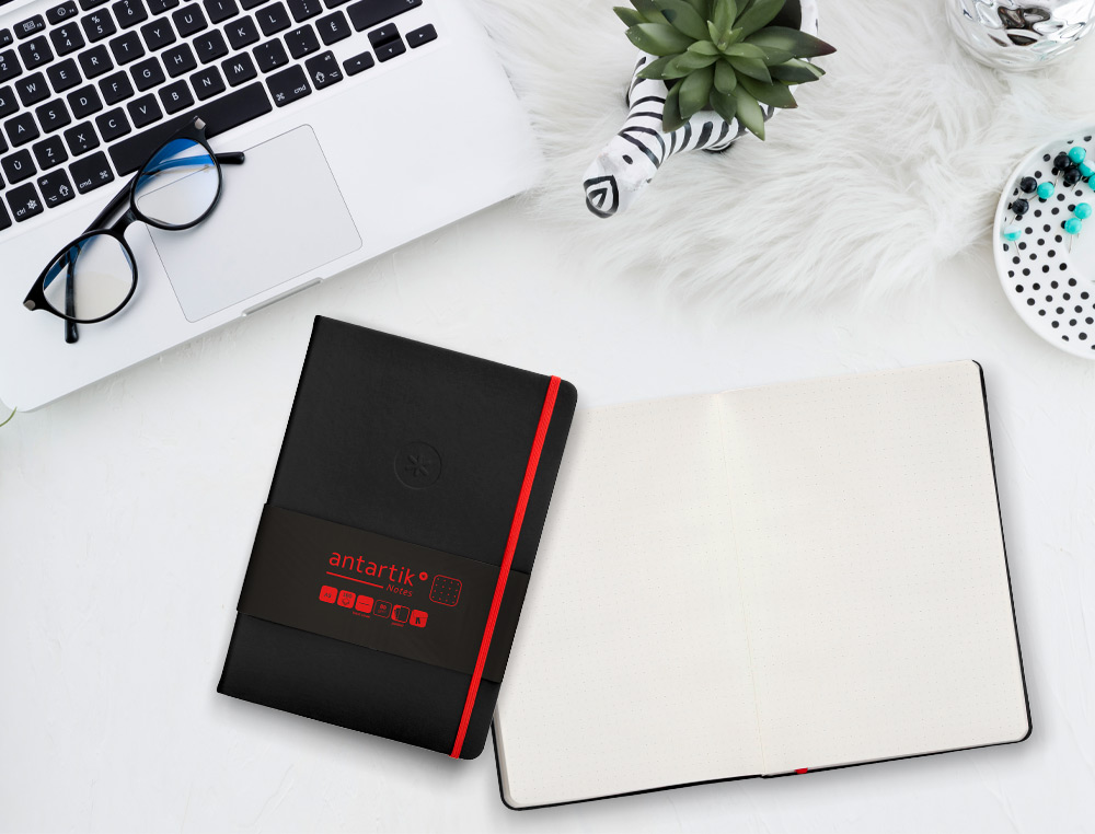 CUADERNO CON GOMILLA ANTARTIK NOTES TAPA DURA A5 HOJAS PUNTOS NEGRO Y ROJO 100 HOJAS 80 GR FSC