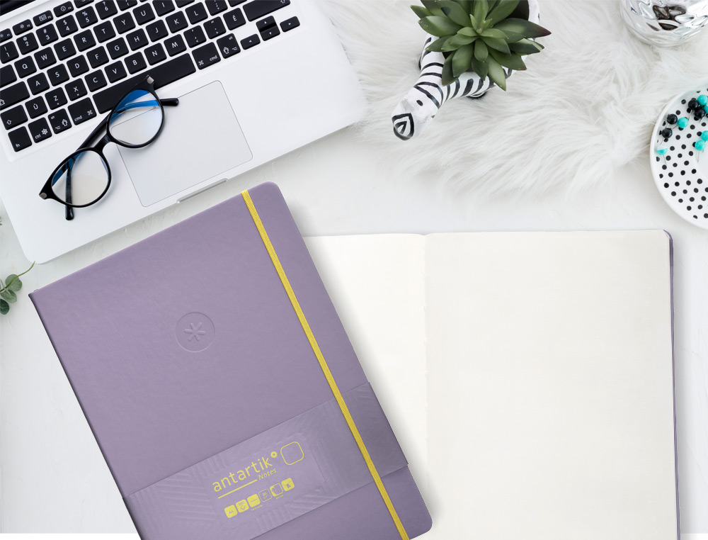 CUADERNO CON GOMILLA ANTARTIK NOTES TAPA DURA A4 HOJAS LISAS MORADO Y AMARILLO 100 HOJAS 80 GR FSC