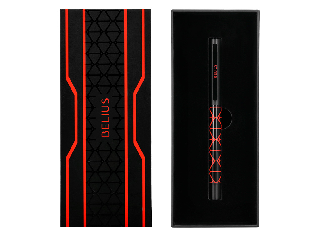 BOLIGRAFO BELIUS LEGACY ALUMINIO DISEO TRIANGULO ROJO CUERPO NEGRO TINTA COLOR AZUL CAJA DE DISEO