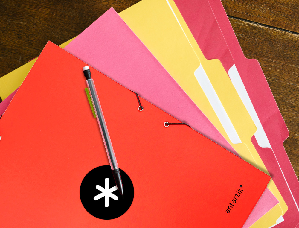CARPETA ANTARTIK GOMAS TRES SOLAPAS CARTON FORRADO A4 COLOR ROJO